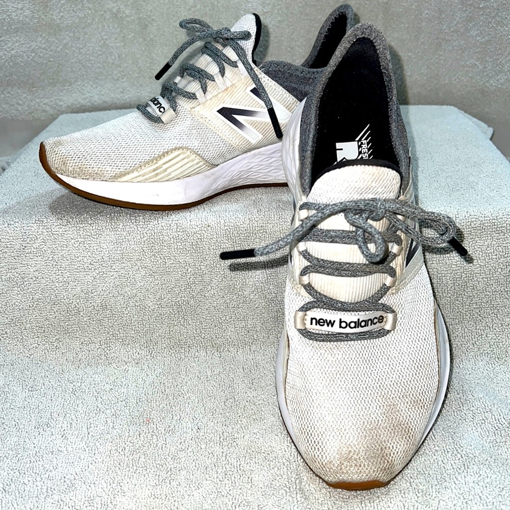 New Balance Fresh Foam ROAV size 8 white and gray